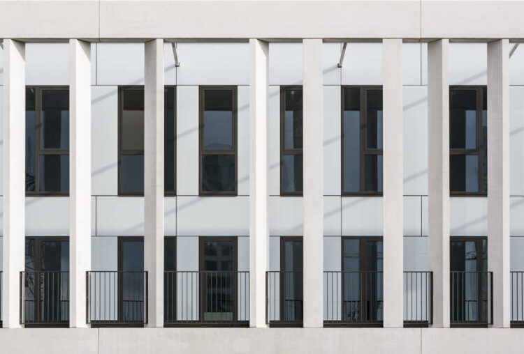 Ruim 1200m² van gelakt en gehard glas Lacobel T voor woonconcept Cadiz (Antwerpen), Antwerpen - Architectuurbureau en POLO Architects