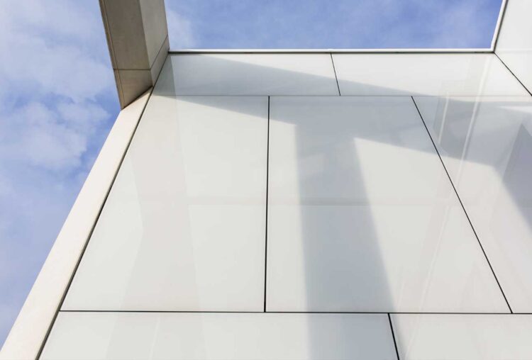 Ruim 1200m² van gelakt en gehard glas Lacobel T voor woonconcept Cadiz (Antwerpen), Antwerpen - Architectuurbureau en POLO Architects
